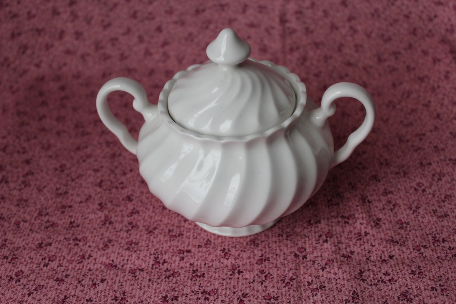 Johnson Brothers England Regency White Swirl Sugar Bowl & Lid Suffolk