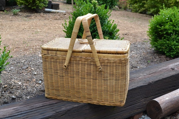 Decorating With Vintage Picnic Baskets 3