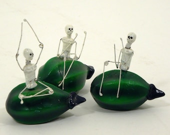 Vintage-Day-of-the-Dead-3pcs.-Mini Skeletons on Squash--1980s-Mexico Clay & Wire-Halloween