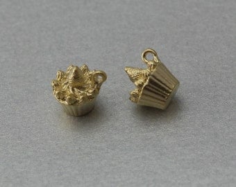 Cup Cake Pewter Pendant . Matte Gold Plated . 10 Pieces / C1224G-010