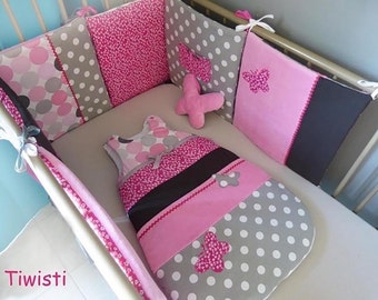 Tour de lit coussin et gigoteuse 0-6 mois ,en velours rose , tissus imprimés roses et gris,petites fleurs fuchsia , motif papillon