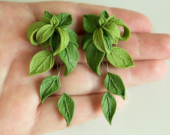 Green leaves earrings. Dangle earrings Polymer clay jewelry. Elf jewelry. Green Bridesmaids earrings Woodland earrings. Leaves jewelry green
