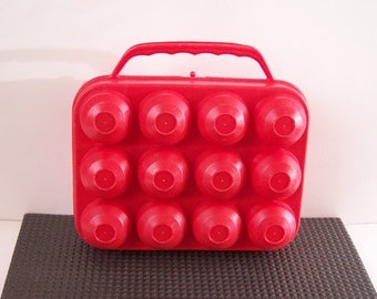 Egg box in red plastic vintage rétro | Circa 1960