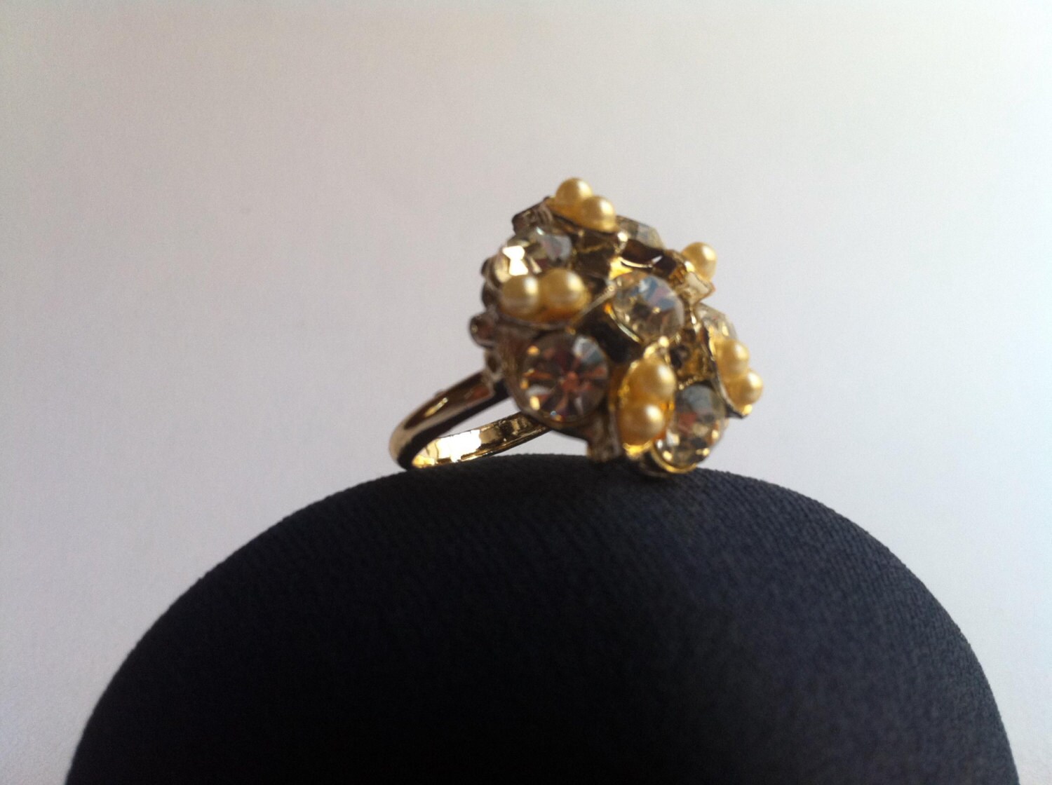 Vintage costume jewellery ring faux pearl rhinestones gold tone