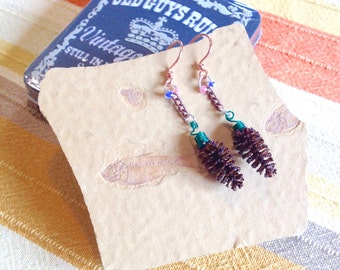 Alnus party hard! Natural handmade pendant earrings with black alder pine-cones, green metal strand, bronzed chain and glass beads