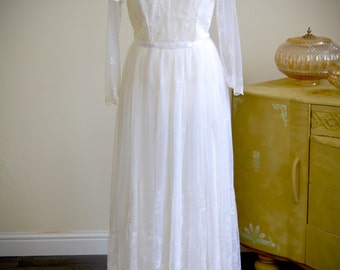 Beautiful white lace 1980s vintage wedding dress, delicate sparkly embroidered lace,