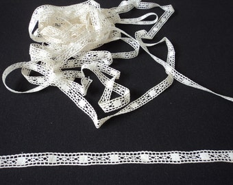 9 metres of hand made vintage French crochet lace trim (02703)
