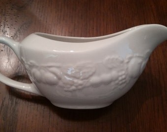 90s Vintage Fruit de Blanc Gravy Boat / Serving / Dining / White Gravy Boat / Fancy Gravy Boat / Cream Gravy Boat / Christmas in July / CIJ