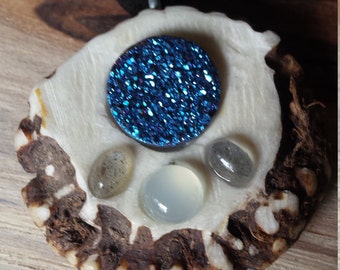 Beautiful peacock Druzy quartz w/ Labradorite & moonstone deer antler slice rustic bone pendant with precious stones