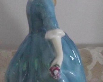 Royal Doulton Figurine A child From Williamsberg hn 2154
