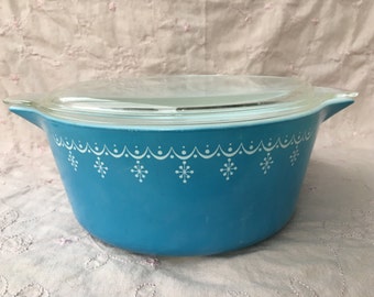 Blue Garland Pyrex Casserole Dish With Lid. 2 1/2 Quart.