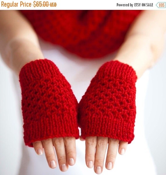 WINTER SALE Red Infinity Scarf and Gloves Set Christmas by afra