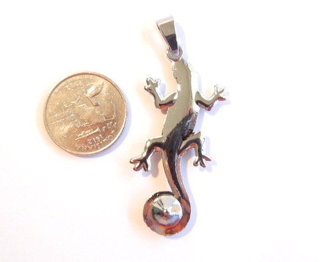 Silver-tone Lizard Pendant with Tail Around Rhinestone