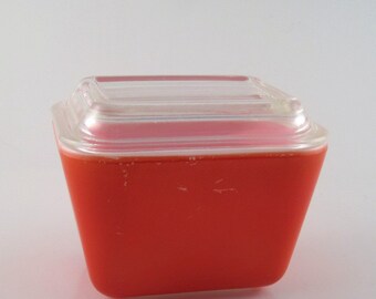 Vintage Pyrex glass fridge container - Pyrex food storage bowl with lid - red Pyrex refrigerator storage - food storage - vintage Pyrex