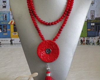 Collier plastron pendentif arabesques en céramique avec pompon en soie