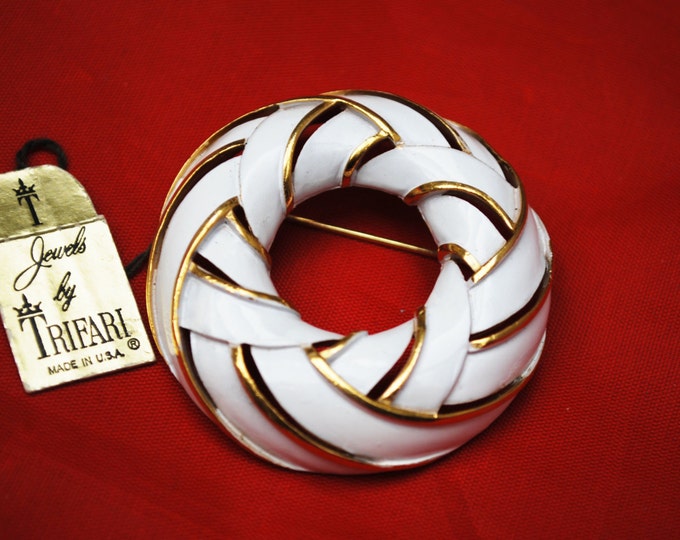 Crown Trifari Brooch White Enamel gold Mid century Wreath pin