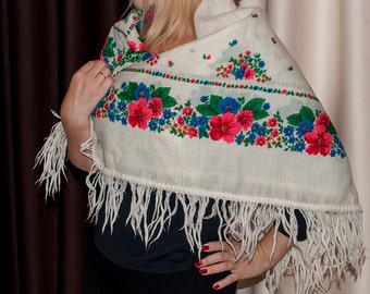 SALE Vintage russian shawl. Wedding shawl. Babushka Russian Hustka chale foulard russe, scialle fiori, ukrainian scarf. Folk Ethnic Babushka