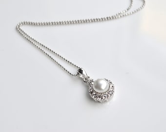 Necklace pearl cabochon pendant