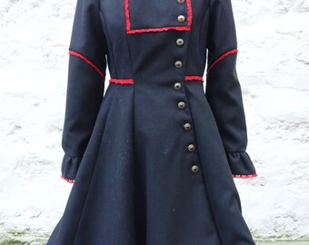 Manteau gothique victorien col montant bordures dentelle boutons asymétriques
