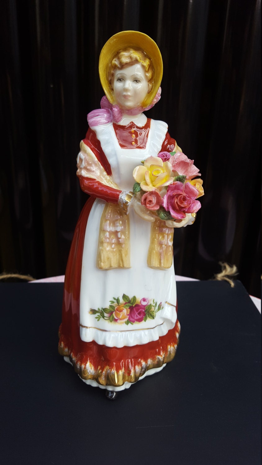 Royal Doulton figurine Old Country Roses HN 3692