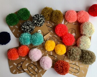 Pom pom shoe clips