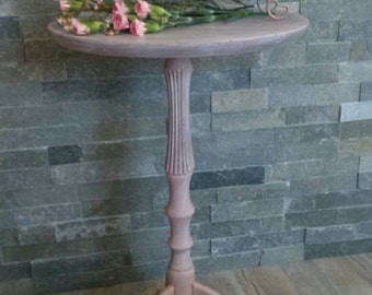 Small decorative pedestal style romantic