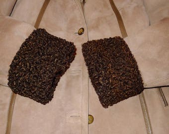 Nice preowned brown Persian lamb coat cuffs - in excellent condition. Jolies manchettes de fourrure en mouton de Perse brun.