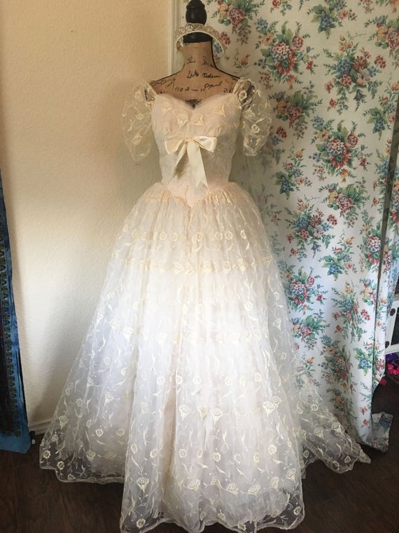 Vintage 1950s Lace Wedding Dress Crinoline and Veil