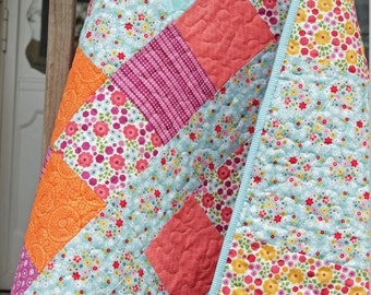 Crib Quilt, Baby Girl Quilt, Tummy Time Quilt, Modern Quilt, Baby Shower Gift, Baby Gift, Handmade Quilt, Soft Quilt, Flower Quilt, Cotton