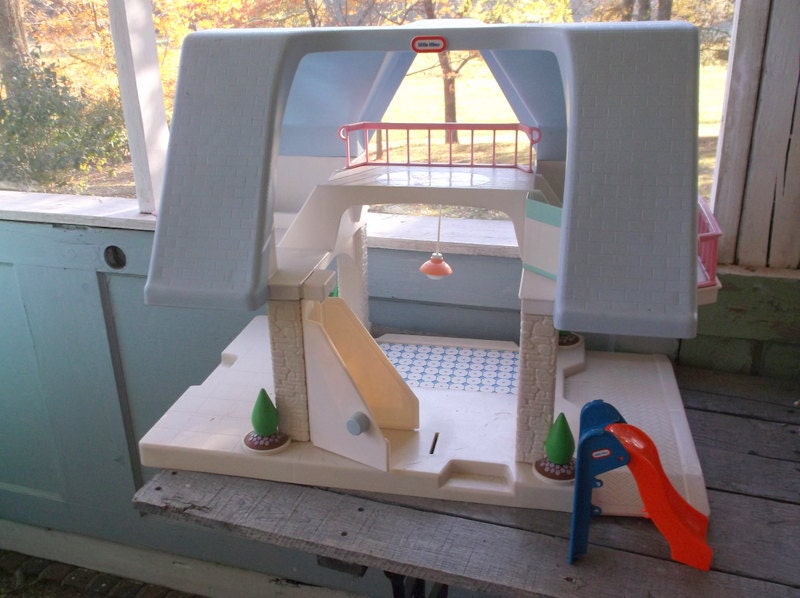 little tikes playhouse blue roof