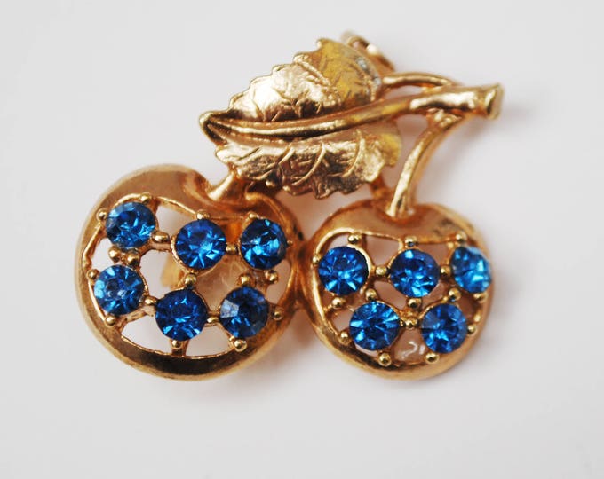 Blue rhinestone Brooch - Cherry Berry Fruit - Gold plated metal - Mid century figurine pin