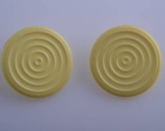 Plastic 1950's Butter Yellow Stud Earrings (j414)