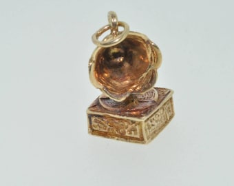 9ct yellow gold gramophone charm