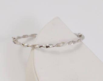 14k White Gold Bangle Bracelet 7'' Around(01120)