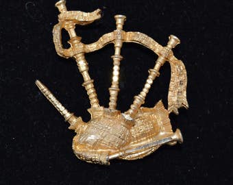 Vintage Bagpipes Brooch in Gold Tone Metal