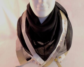 Foulard carré noir en laine froide orné d'une bordure réalisée en patchwork de tissus divers brodé de perles.