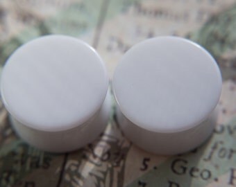Simple white ear plug, 0g - 8mm 00g - 10mm 1/2” - 12mm 9/16” - 14mm 5/8” - 16mm 20mm 7/8” - 22mm 24mm 1” - 25mm