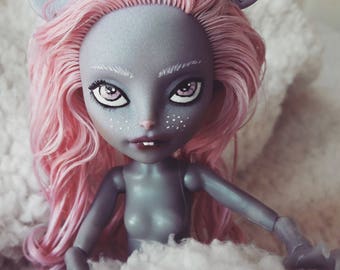 Monster High Repaint Mouscedes King Mouse fashion doll