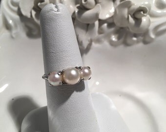Sterling 3 pearl ring .