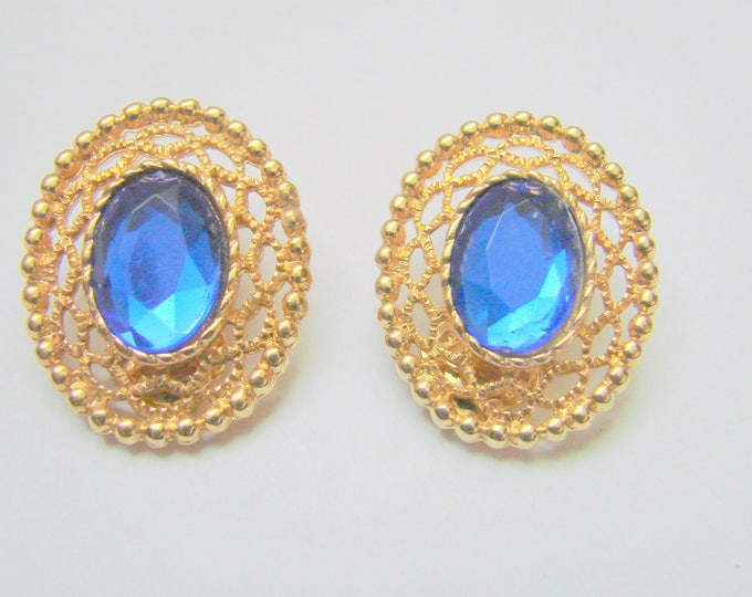 Vintage Sarah Coventry Sapphire Blue Earrings / Designer Signed / Clip Earrings / Textured Goldtone / Jewelry / Jewellery
