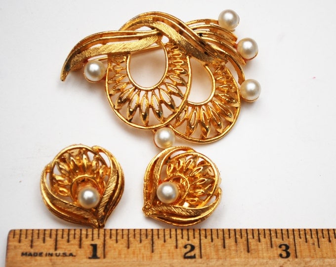 Lisner Floral Brooch and earring Set - White Pearl - Gold plated - Flower - Mid Century Pin - Clip on earrings