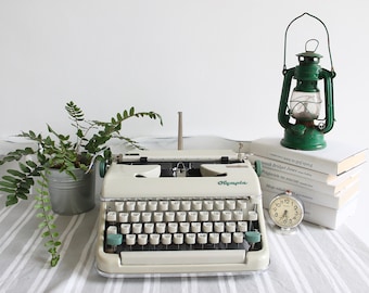 Olympia cream retro german typewriter working condition original hard case