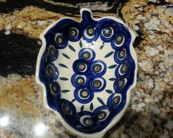 BOLESLAWIEC Polish Pottery Leaf candy dish/spoon rest made in Poland bought at factory / green/ navy pretty Peacock pattern small dish