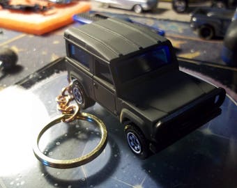 custom made keychain 1983 to 1990 land rover defendder-90,flat dark olive green w/white mags/mint