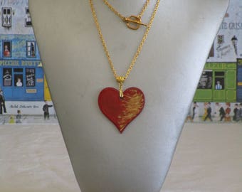 Ravissant collier pendentif en bois laqué flammé rouge et doré "Un coeur"