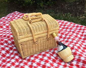 Picnic Basket ~ Vintage Wicker Lidded Basket