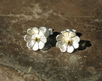 Flower stud earrings in Karen and Sterling Silver with gold covered pistils, purity, junior bridesmaid, regali per lei, gioielli artigianali