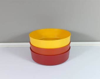 Vintage 70's Tupperware Set of 3 big Wonder bowls - Set of 3 Tupperware Big Wonder bowls: red, orange and yellow