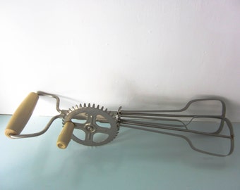 Hand whisk, Vintage kitchen whisk, Skyline whisk, vintage hand mixer, vintage kitchen utensil , Made in England, cream