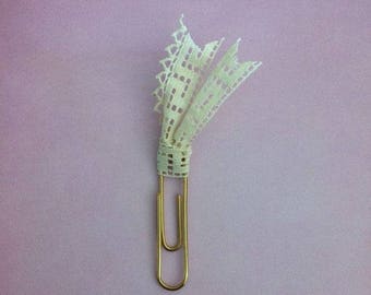 Clip chic shabby white paper
